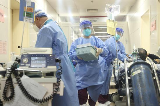 Beijing hospitals step up efforts to treat critically-ill patients