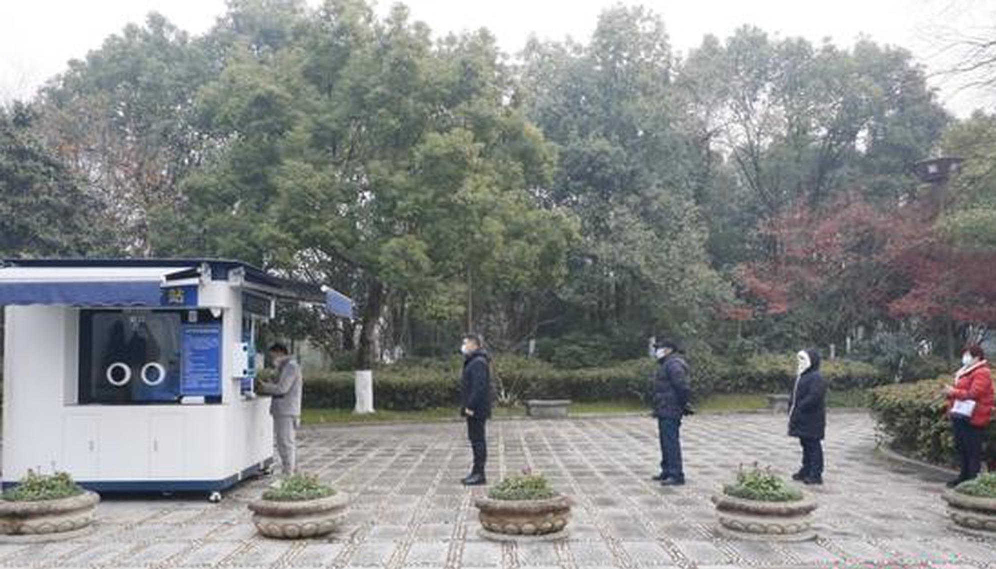 Outdoor medical service stations set up for COVID patients in Zhejiang 
