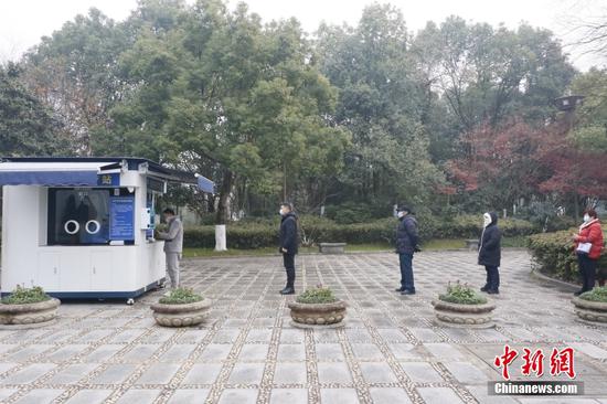 People queue up in front of an outdoor fever treatment station in Huzhou, Zhejiang Province, Dec. 28, 2022. (Photo/China News Service) 