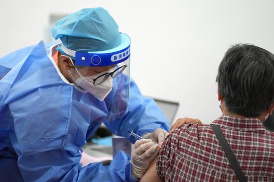 A woman receives a booster dose in Chaoyang district of Beijing on July 13, 2022. (Photo/Xinhua)