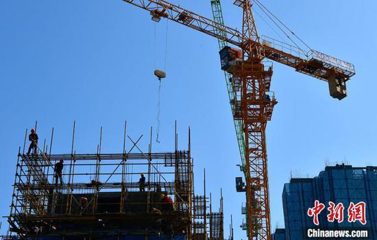 Photo shows a property under construction. (Photo/China News Service)