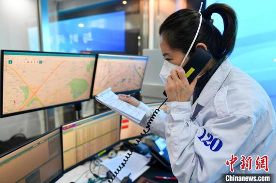 An operator disposes an emergency call at  Beijing Emergency Medical Center in Chaoyang District. (Photo/China News Service)