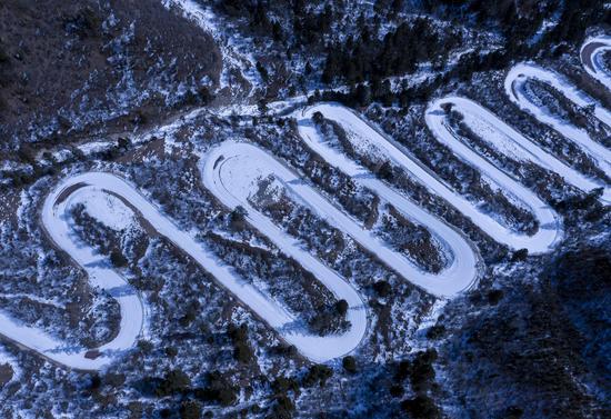 Ribbon-like 28-zigzag road cuts through mountain in Sichuan