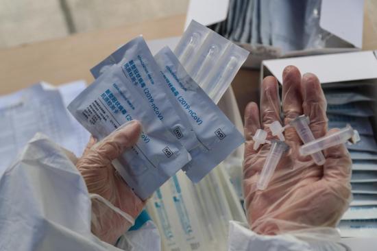 Photo shows COVID-19 antigen rapid test kits (Photo: China News Service/ Zhang Hengwei)