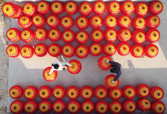 People across China prepare to greet Spring Festival