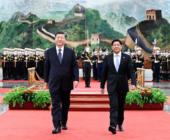 Chinese, Philippine presidents hold talks