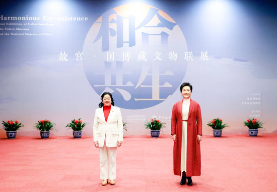 Peng Liyuan, wife of Chinese President Xi Jinping, visits the National Museum of China in Beijing with Louise Araneta-Marcos, wife of Philippine President Ferdinand Romualdez Marcos Jr., who accompanies Marcos on his state visit to China, Jan. 4, 2023. (Xinhua/Ding Lin)