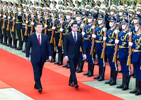 Chinese President Xi Jinping holds a welcoming ceremony for visiting Turkmen President Serdar Berdimuhamedov prior to their talks at the Great Hall of the People in Beijing, capital of China, Jan. 6, 2023. (Xinhua/Yao Dawei)