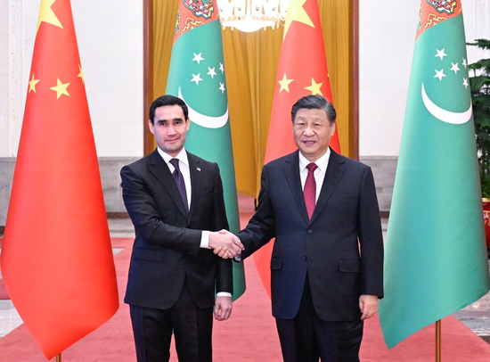 Chinese President Xi Jinping holds a welcoming ceremony for visiting Turkmen President Serdar Berdimuhamedov prior to their talks at the Great Hall of the People in Beijing, capital of China, Jan. 6, 2023. (Xinhua/Shen Hong)
