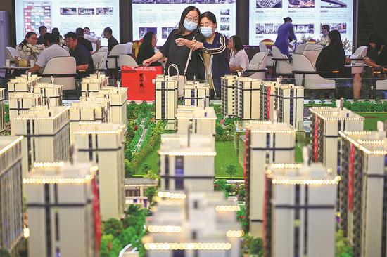 Potential homebuyers look at a property model in Taiyuan, Shanxi province. (Photo: China News Service/Wei Liang)