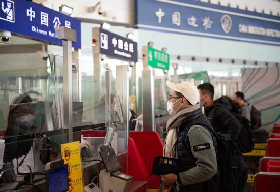 Inbound travelers go through the immigration check upon arrival at Beijing Capital International Airport, Beijing, Jan 8, 2023. (Photo/Xinhua)