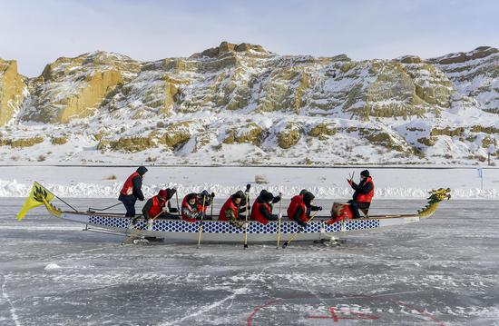 Ice dragon boat race held in Xinjiang