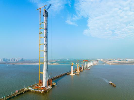 First main tower of Huangmaohai cross-sea link capped