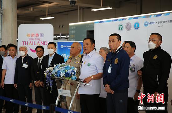 Thai Deputy Prime Minister and Public Health Minister Anutin Charnvirakul and other senior officials attend a welcome ceremony for Chinese tourists at the Suvarnabhumi Airport in Samut Prakan, Thailand, Jan. 9, 2022.

