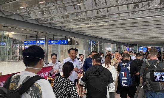 Thai Deputy Prime Minister and Public Health Minister Anutin Charnvirakul warmly welcomed the Chinese tourists, and presented exquisite small gifts to them. (Photo/Courtesy of Xiamen Airlines)