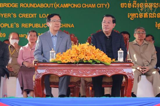 Cambodian Prime Minister Samdech Techo Hun Sen (R) and Chinese Ambassador to Cambodia Wang Wentian attend a groundbreaking ceremony of the project to expand and upgrade the section of National Road No. 7 from Skun to Kampong Cham. (Photo from Hun Sen's Facebook account)