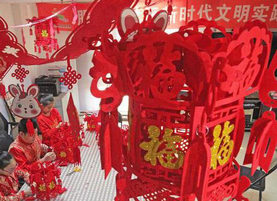 Children make red lanterns to greet Spring Festival