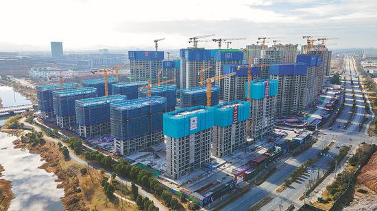 A property project under construction in Jinhua, Zhejiang province. (HU XIAOFEI/FOR CHINA DAILY)