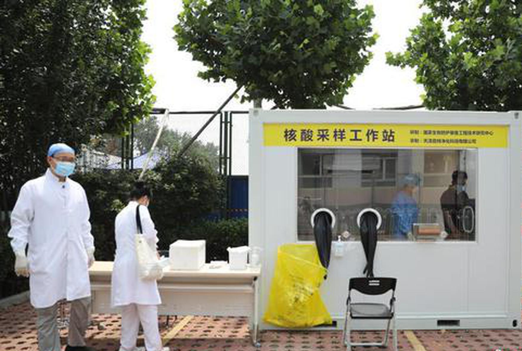 Beijing citizens suggest transforming nucleic acid testing booths into rest stations for sanitation workers