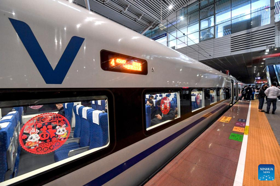 The train G5607 bound for Hong Kong is pictured at the Shenzhen North Railway Station in Shenzhen, South China's Guangdong province, Jan 15, 2023. (Photo/Xinhua)