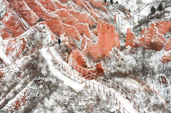 Snowfall adds color to Danxia landform in Henan