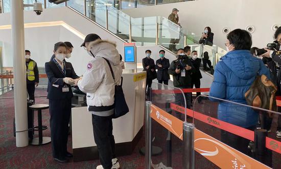 Passengers take first outbound route from Beijing Daxing International Airport to HongKong as the airport officially resumed outbound travel on January 17, 2023. The flight took off at 9:06 am with 101 passengers onboard. (Photo: Tu Lei & Zhang Yashu/ GT)