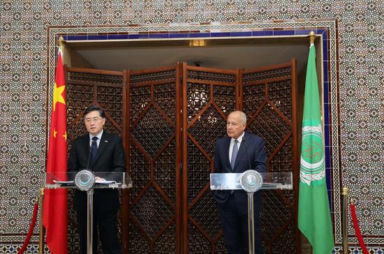 Chinese Foreign Minister Qin Gang (L) and Arab League (AL) Secretary-General Ahmed Aboul Gheit attend a press conference in Cairo, capital of Egypt, Jan. 15, 2023. (Xinhua/Wang Dongzhen)