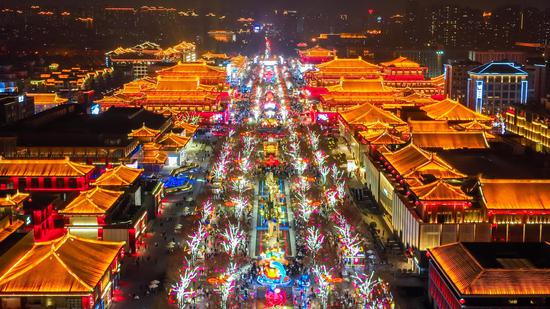 Spectacular light show illuminates Xi'an