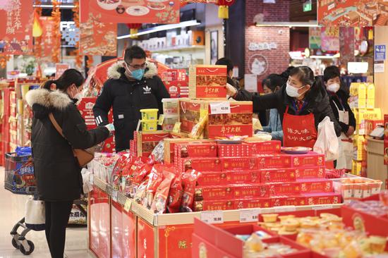 Local residents shop at a supermarket in Lianyungang, Jiangsu province. (Photo by SI WEI/FOR CHINA DAILY)