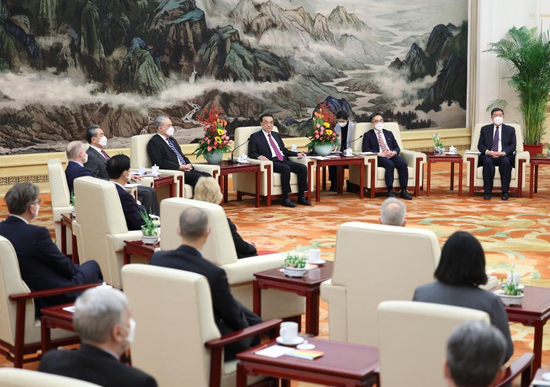 Chinese Premier Li Keqiang holds a symposium with foreign experts working in China at the Great Hall of the People in Beijing, capital of China, Jan. 18, 2023. (Xinhua/Ding Lin)