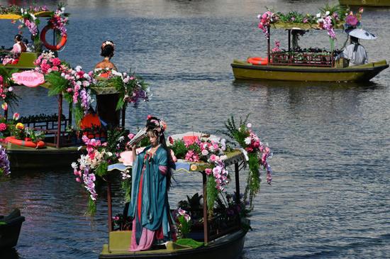 Floating flower market greets Spring Festival in Guangzhou