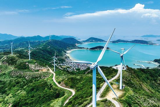 A wind farm generates power for grids in Zhoushan, Zhejiang province, on Aug 6, 2022. (Photo by YAO FENG/FOR CHINA DAILY)