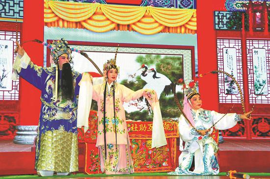 Artists perform Chiu Chow Opera in Hong Kong during the Yu Lan Festival, which is traditionally held in the seventh lunar month to comfort the spirits of those who have died.(Photo provided to China Daily)