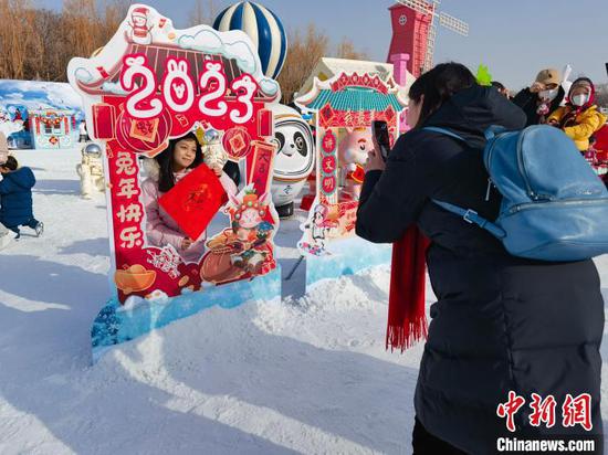 China Focus: Chinese rejoice in first holiday after COVID response change