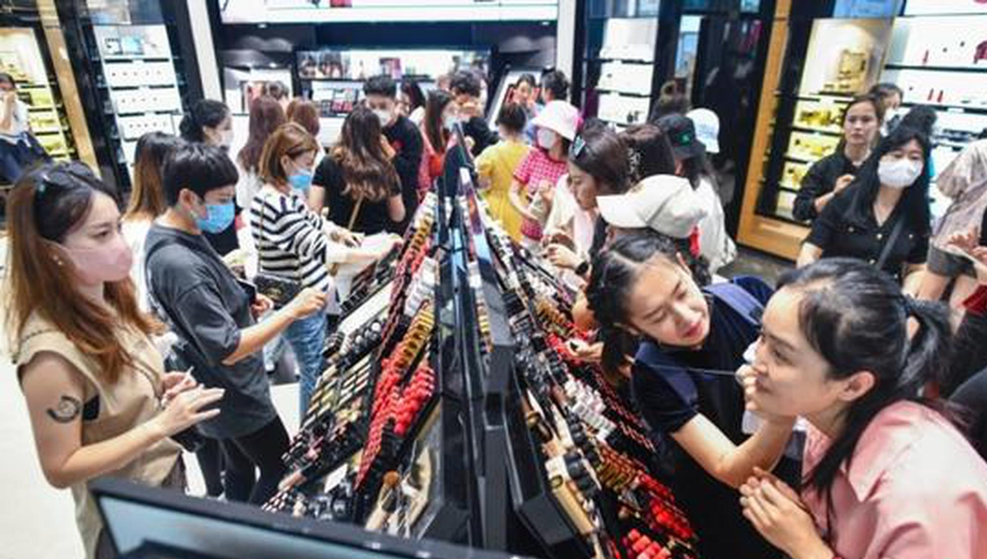 Offshore duty-free sales in Hainan hit $248 million during Chinese New Year