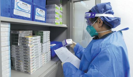 Pharmacists check prescription information at a fever clinic in Minhang district of Shanghai on Jan 8, 2023. (Photo/XINHUA)