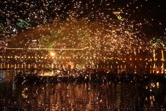  Iron water splashing performance lights up Chongqing