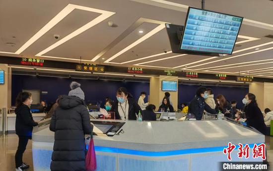 Photo shows the entry-exit reception hall of Hangzhou Public Security Bureau. (Photo/China News Service)