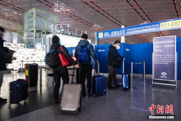 Tourists ready to board at Terminal 3 in Beijing Capital International Airport after China readjusted the COVID-19 measures on Jan 8. (China News Service/Hou Yu)