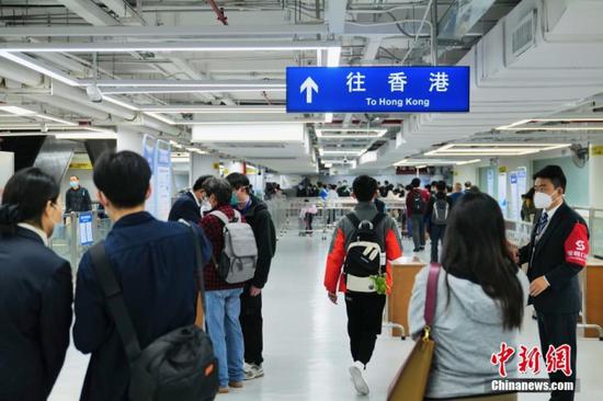 Photo shows people leaving for Hong Kong Special Administrative Region. (Photo/China News Service)