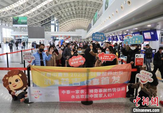 14 Chinese tourists set off forThailand, Feb. 6, 2023. (Photo/China News Service)