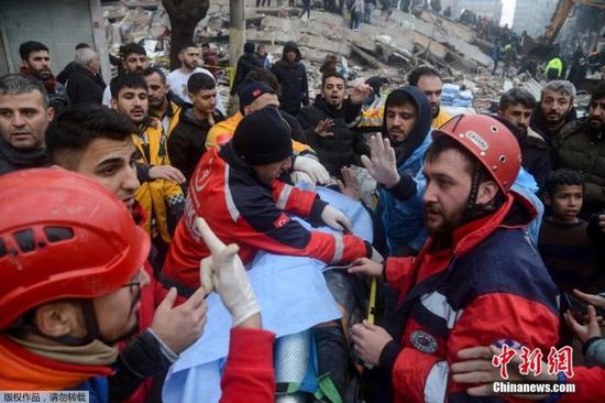 Rescuers saves a survivor from the earthquake that jolted Turkiye and Syria, Feb. 6, 2023. (Photo/Agencies)