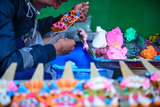 Craftsmen make butter sculptures to welcome Tibetan New Year