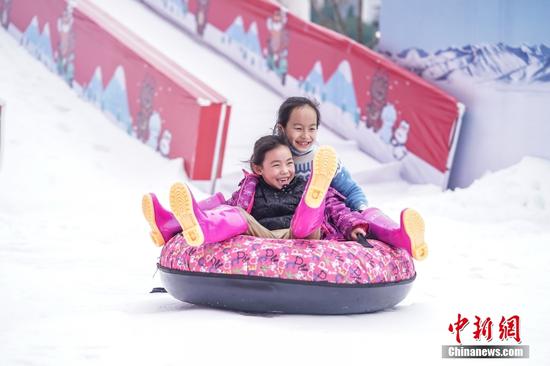 Children play at a ski resort in Nanning, Guangxi Zhuang Autunomous Region. (Photo/China News Service)