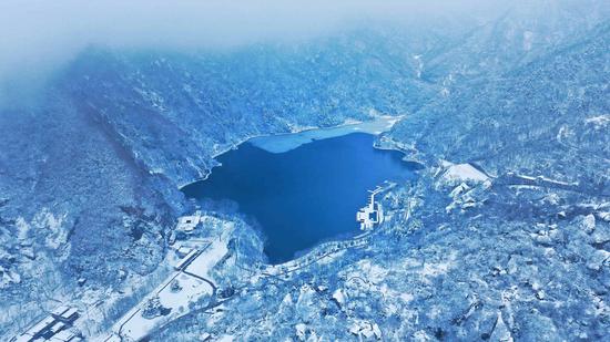 Spectacular scenery of Cuihua Mountain after snow