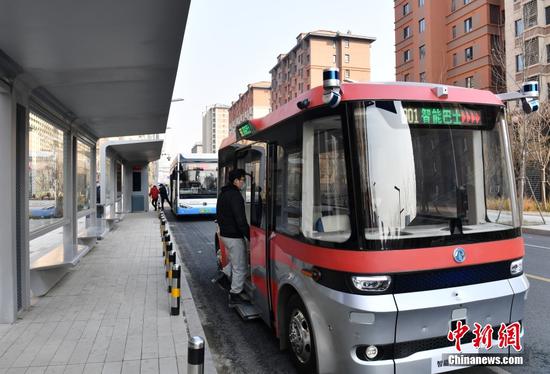 Smart bus starts road tests in Xiongan