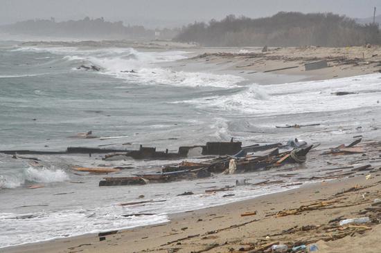At least 59 dead after boat breaks off in Italian coast