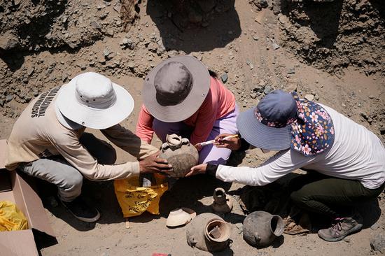 Pre-Inca era graves found in Peru