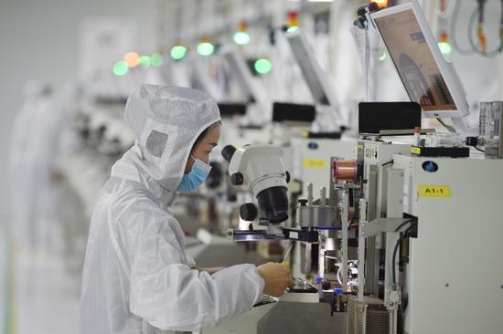 An employee works on a chip production line in Suqian, Jiangsu province. (FANG DONGXU/FOR CHINA DAILY)