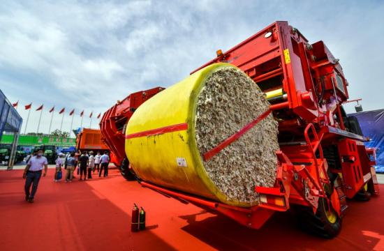 Photo shows the agriculture machine applied in Xinjiang. (Photo: China News Service/Liu Xin)